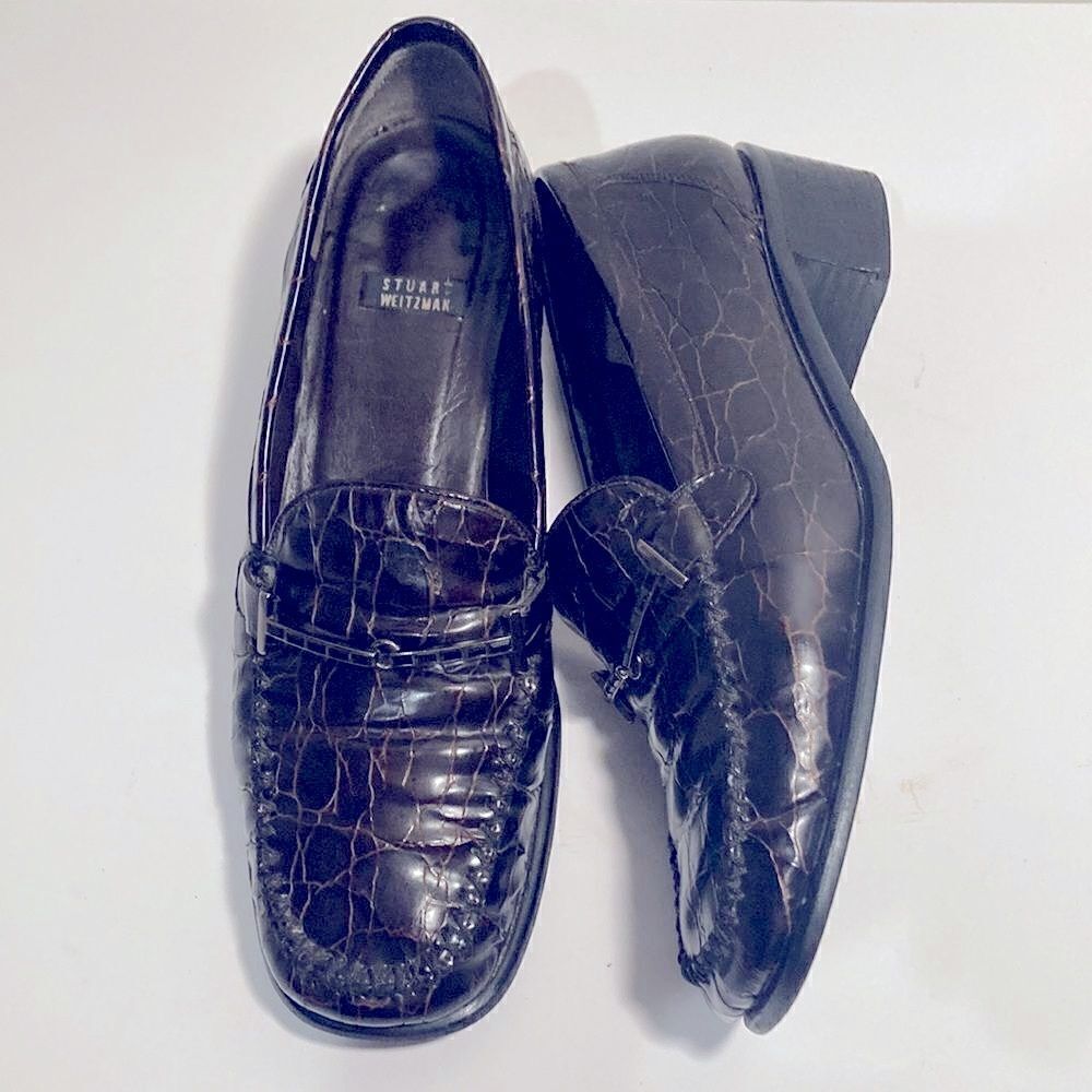 Vintage Stuart Weitzman brown croc leather slip on loafers 1.5” heel